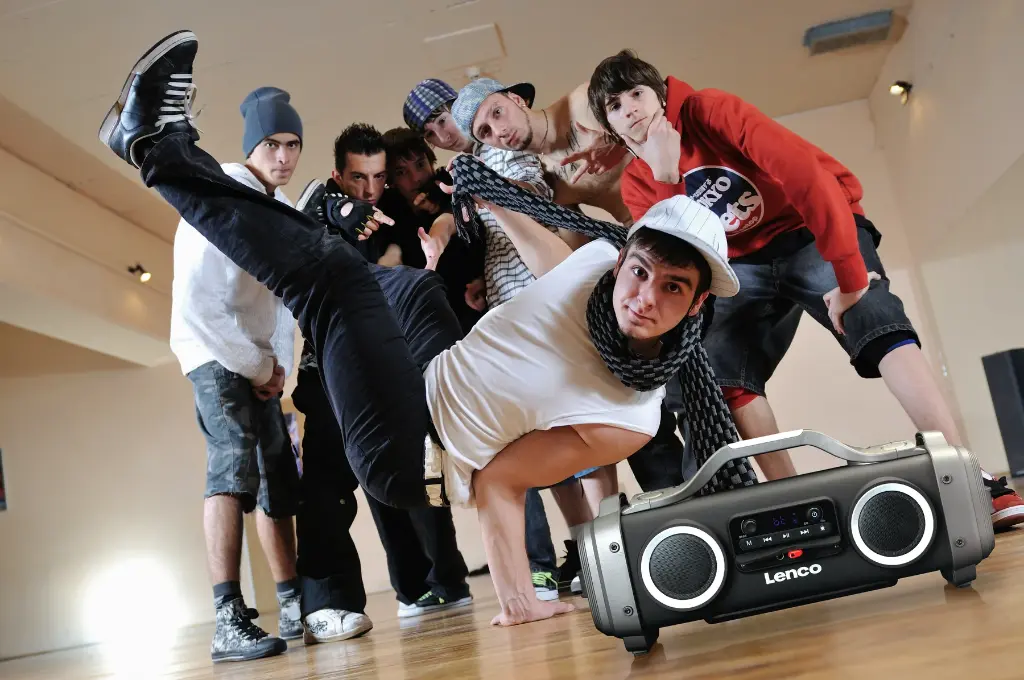 LENCO SPR-200BK - Splashproof Bluetooth® speaker FM radio USB en micro SD met lichteffecten - Zwart 